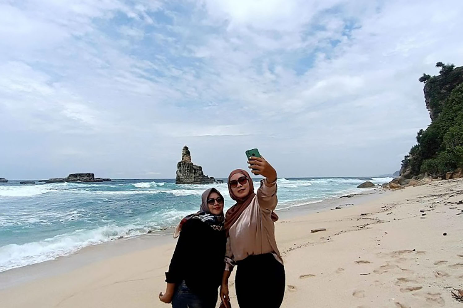 ILUSTRASI: Wisawatan di Pantai Buyutan, Kecamatan Donorojo, Pacitan.