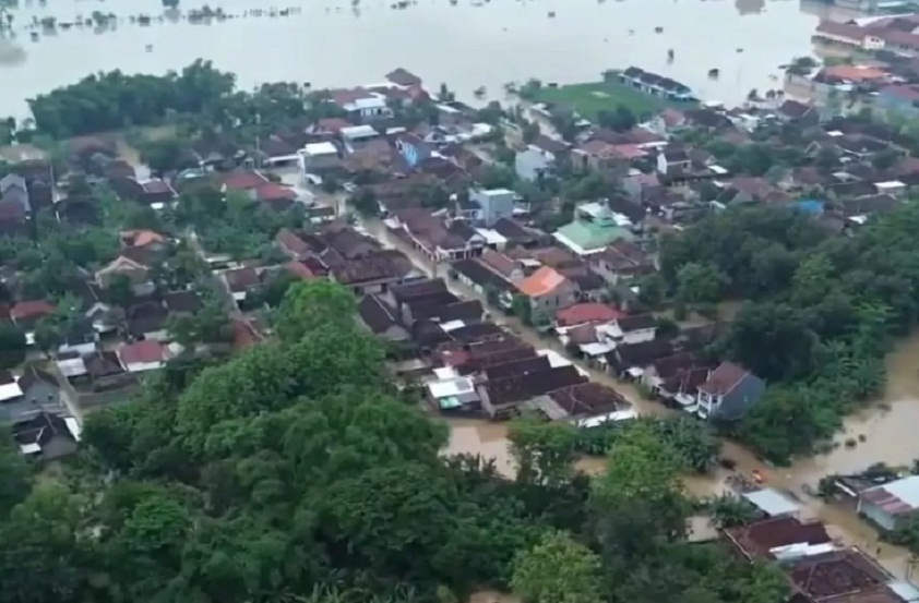 NGRUSAK INFRASTRUKTUR: Sabagean tlatah Kabupaten Ponorogo sing kekum banjir Senen (16/12) wingi. (DOKUMEN/RADAR LAWU)