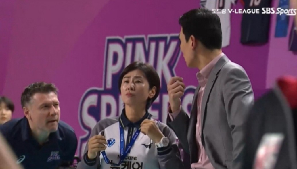 PROVOKASI: Aksi kontroversial Daniele Turino, pelatih Pink Spiders, saat berusaha memprovokasi Pelatih Red Sparks Ko Hee Jin.