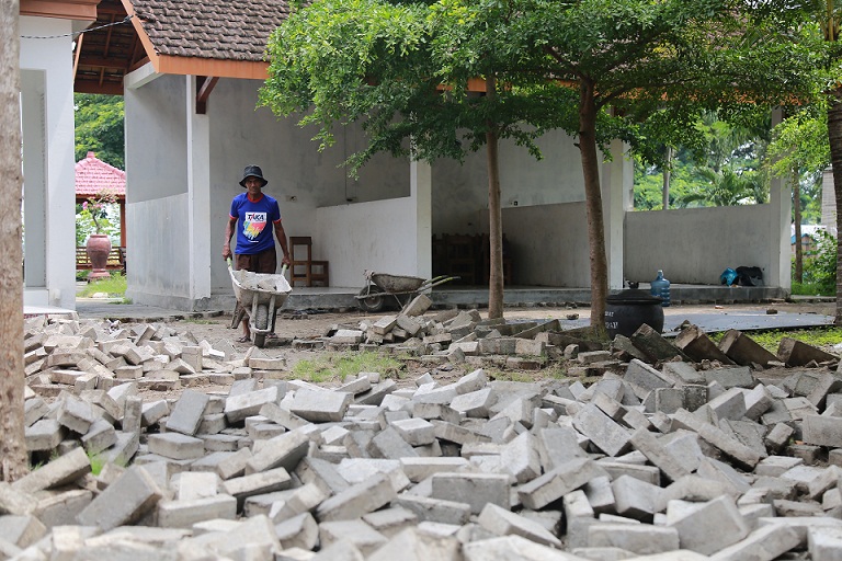 LEMAHE PEMKOT: Paving lan kios permanen ing lapak UMKM Kampir, Kota Madiun, dibongkar sing duwe wingi (17/12). (DOKUMEN/RADAR MADIUN)