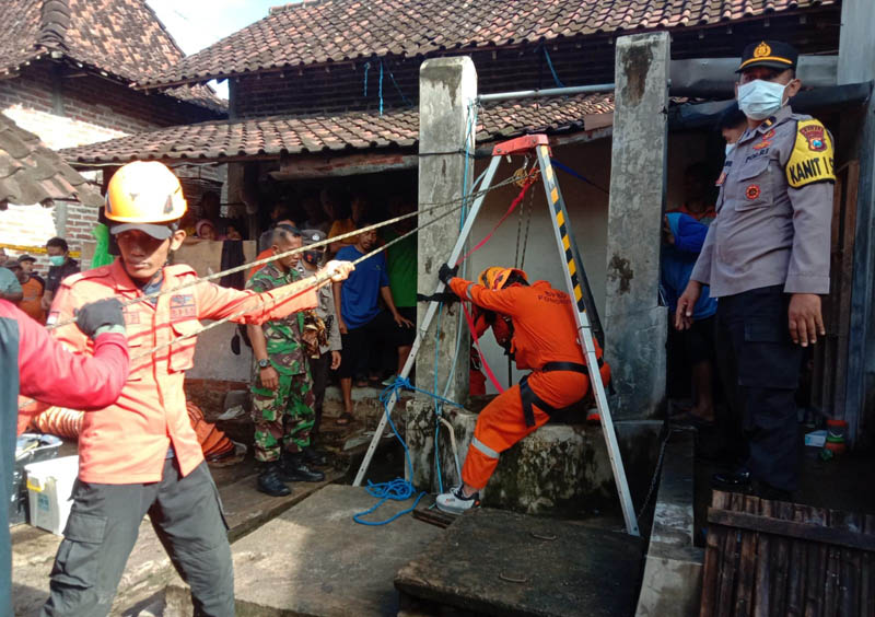 DRAMATIS: BPBD Ponorogo menurunkan regu penyelamat mengevakuasi jasad Sarjono dari dasar sumur di Desa Tegalombo, Kauman, Rabu (18/12). &nbsp;