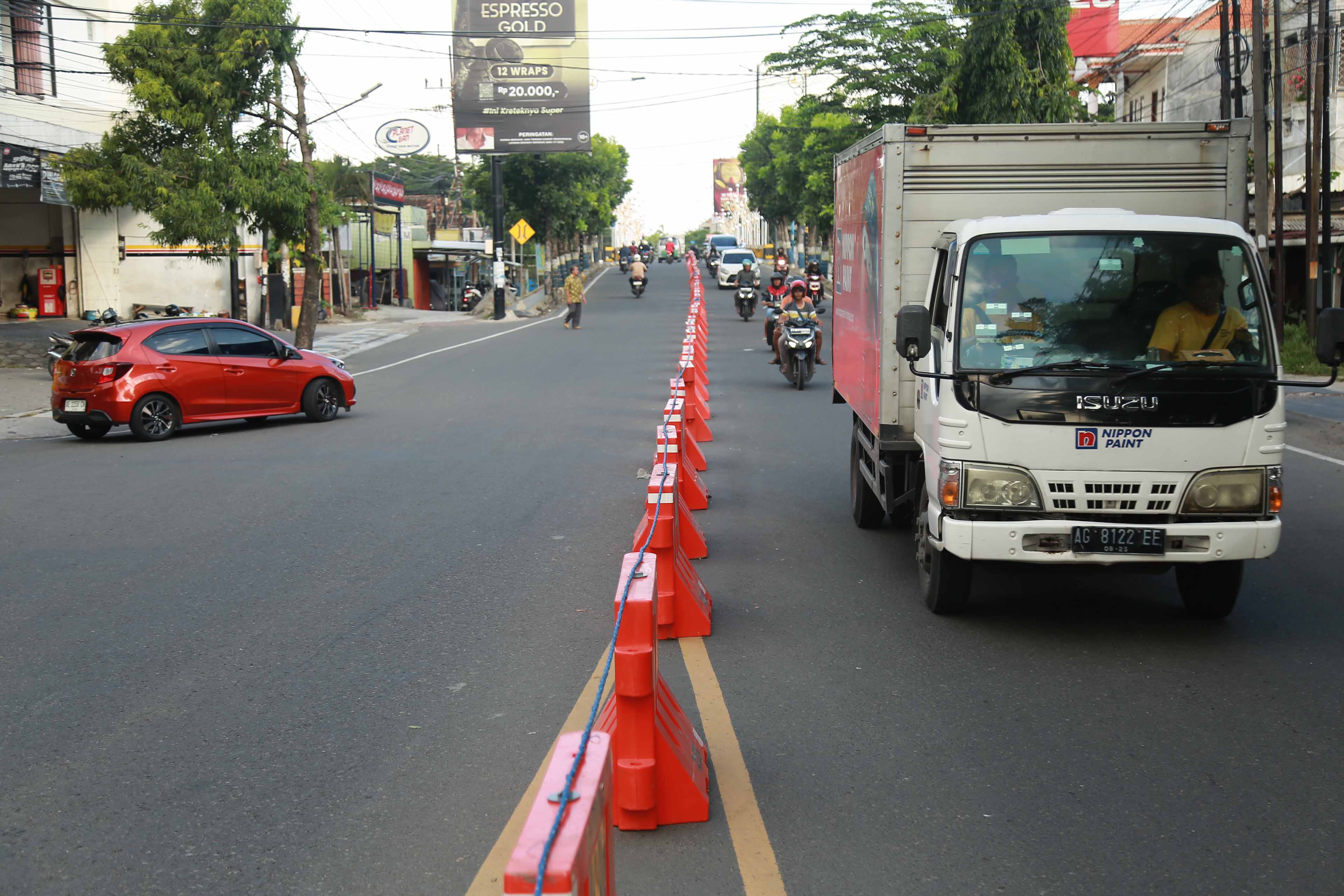 JELANG NATARU: Water barrier dipasang oleh Satlantas Polres Madiun Kota di simpang tiga Jalan Urip Sumoharjo-Jalan Gajahmada untuk mengurai kepadatan lalin mulai Kamis 19 Desember 2024.