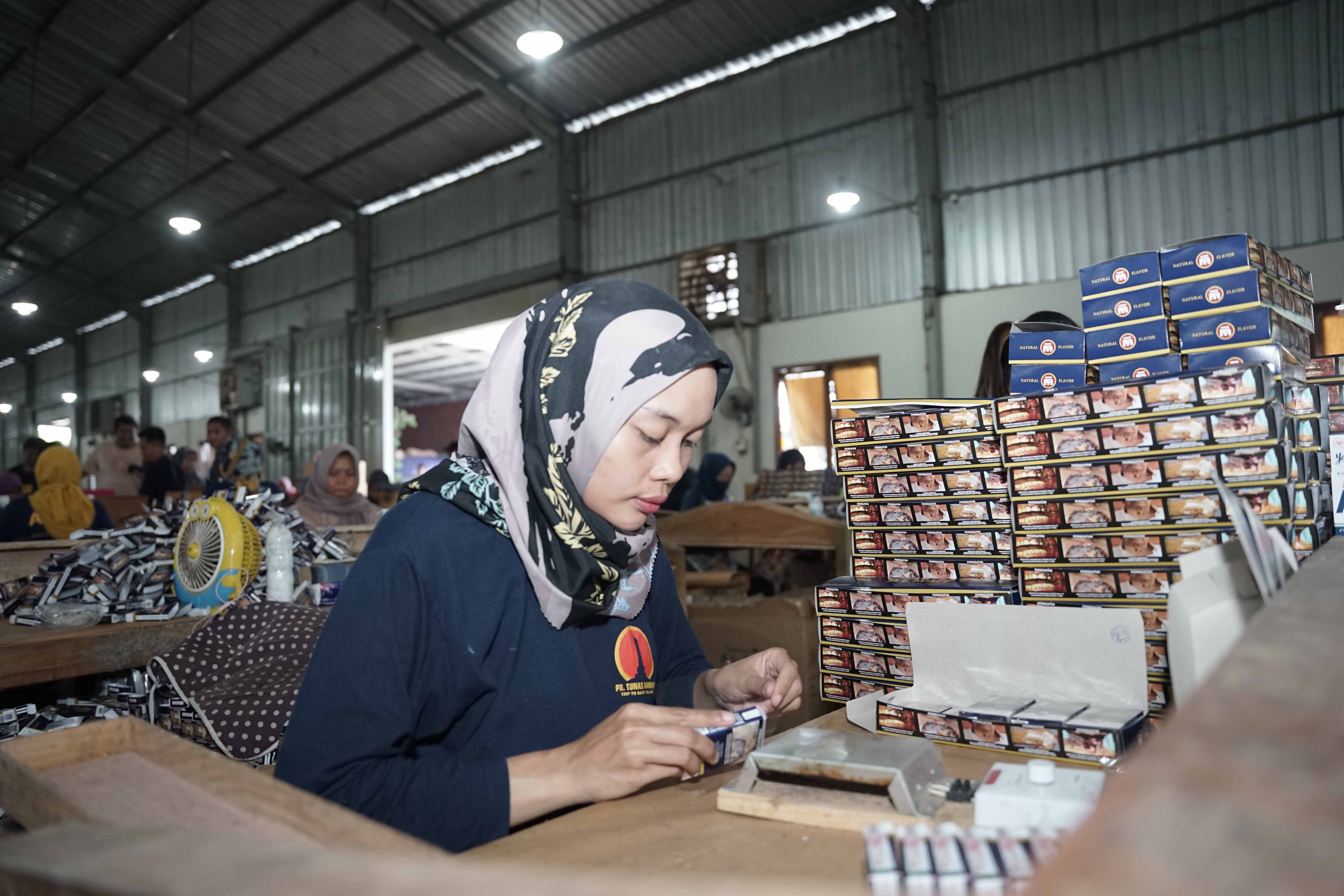 ILUSTRASI: Para pekerja di Pacitan akan menerima upah Rp 2.362.287 sesuai UMK 2025 yang mulai berlaku Januari.