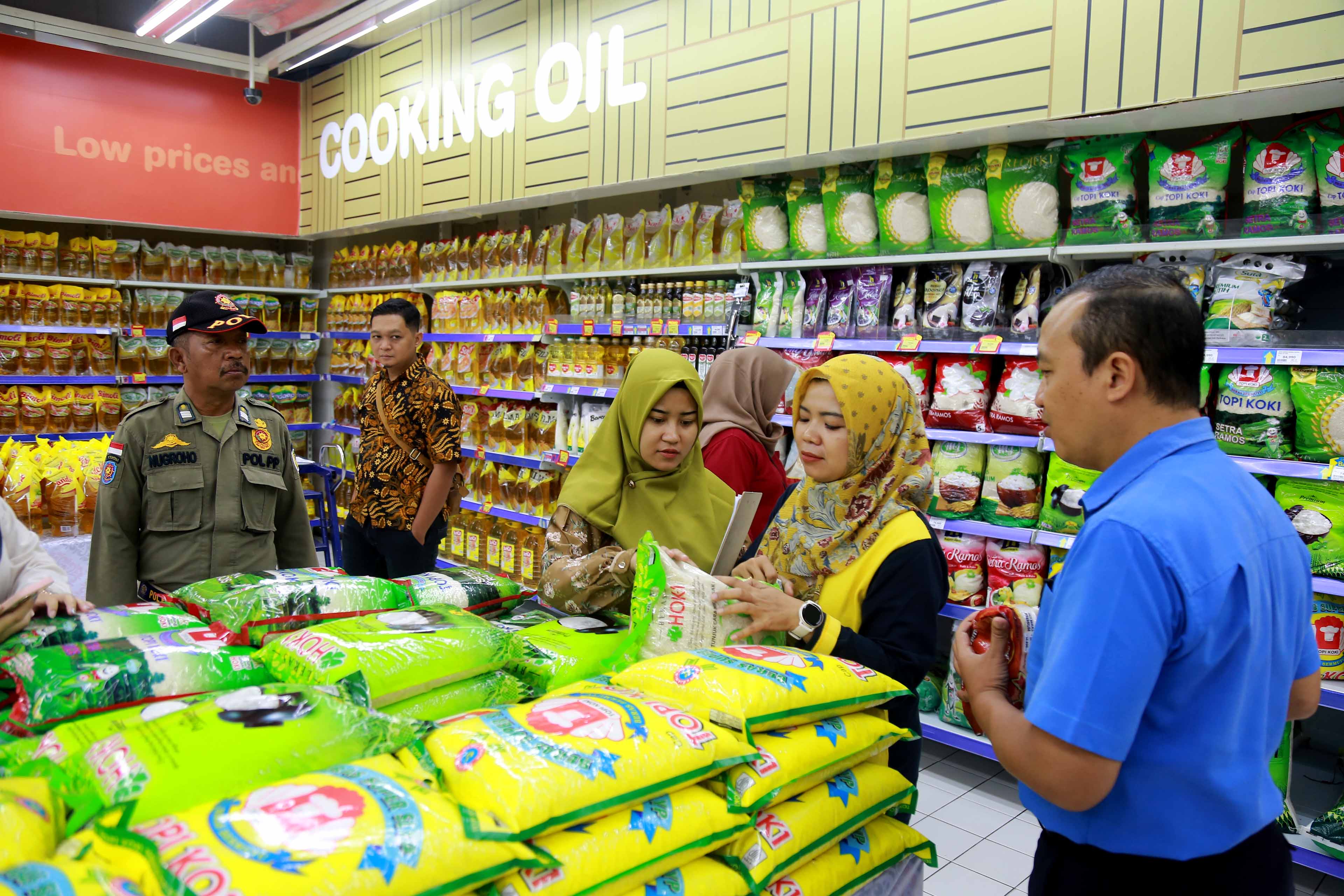 JELANG NATARU: Pihak dinas perdagangan memantau ketersediaan dan perkembangan harga bahan pokok di sejumlah ritel modern dan supermarket yang ada di Kota Madiun Jumat 20 Desember 2024.