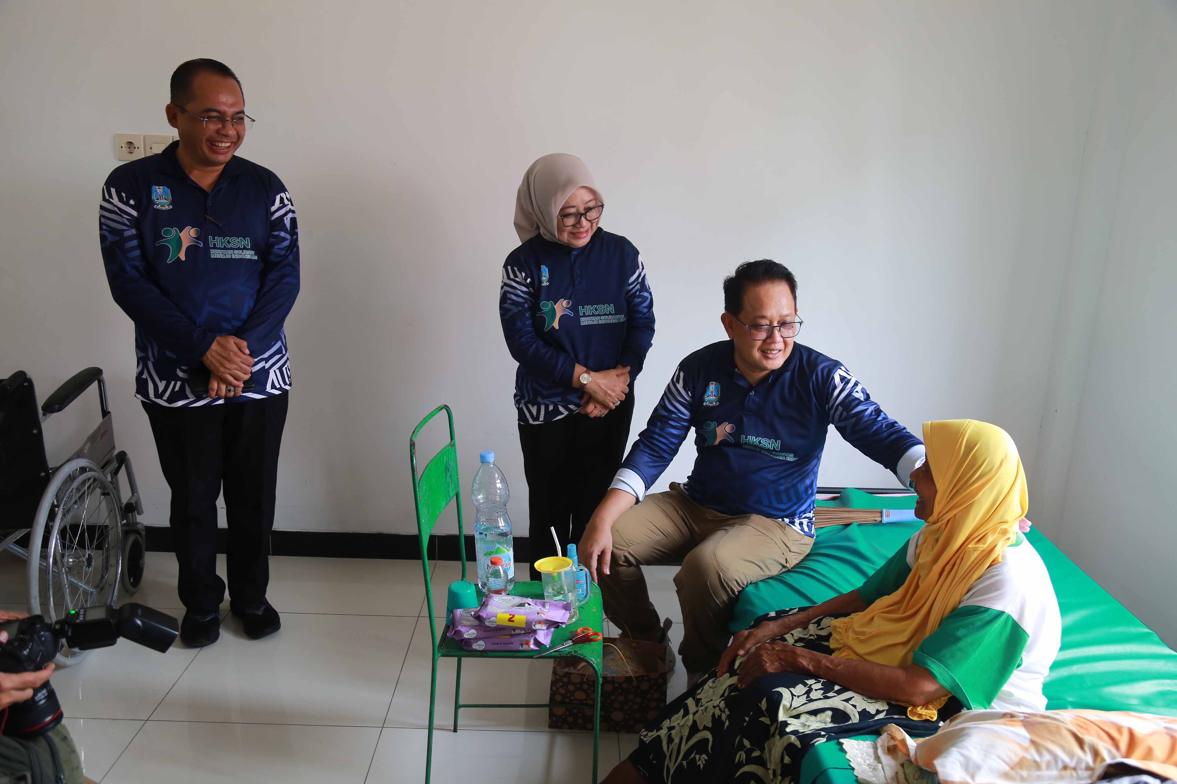 DIALOG: Pj Gubernur Jatim Adhy Karyono didampingi Pj Wali Kota Madiun Eddy Supriyanto berbincang dengan penghuni pondok lansia di Kelurahan Klegen, Jumat 20 Desember 2024