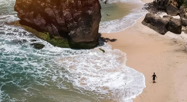 Pantai Watu Lumbung