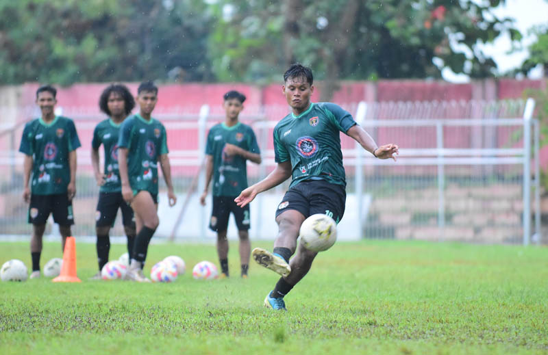PERSIAPAN: Sejumlah pemain Persinga Ngawi saat latihan di Stadion Ketonggo, Ngawi, beberapa waktu lalu.
