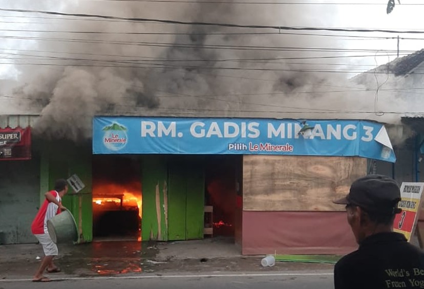 MEMBARA: RM Gadis Minang 3 di Manisrejo, Kota Madiun, dilanda kebakaran pada Jumat 20 Desember 2024.