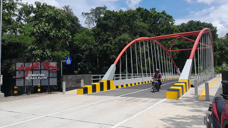 DALAN ALTERNATIF: Jembatan Merah Putih Ngawi wis bisa diliwati wiwit Rebo (18/12). (DOKUMEN/RADAR MADIUN)