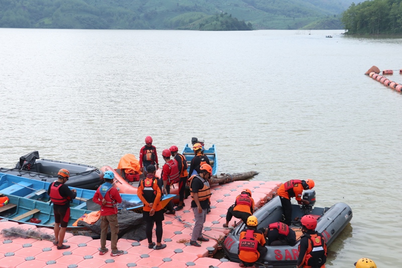 Tim gabungan Basarnas masih melakukan pencarian Karyono yang tenggelam di Waduk Bendo, Sawoo, Ponorogo hingga hari kedua Minggu sore, 22 Desember 2024.