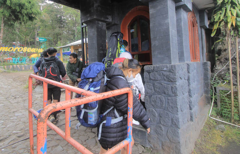 MENUJU PUNCAK: Ratusan pendaki dari berbagai daerah memadati pintu masuk jalur pendakian ke puncak Lawu via Cemoro Sewu Minggu (22/12).