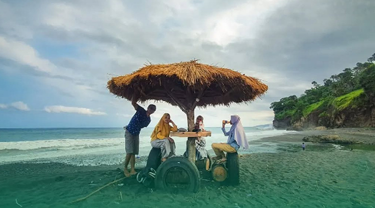 Pantai Tlepuk, surga tersembunyi di Lumajang.
