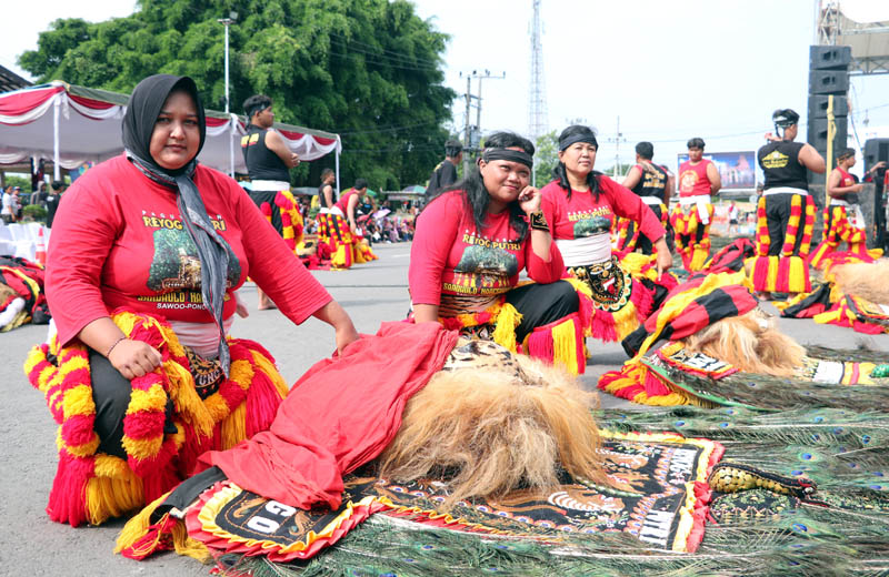 TAK MAU KALAH: Grup Sardulo Nareswari yang beranggotakan perempuan ikut meramaikan pertunjukan Reog Ponorogo serentak di Alun-alun, Minggu 22 Desember 2024.