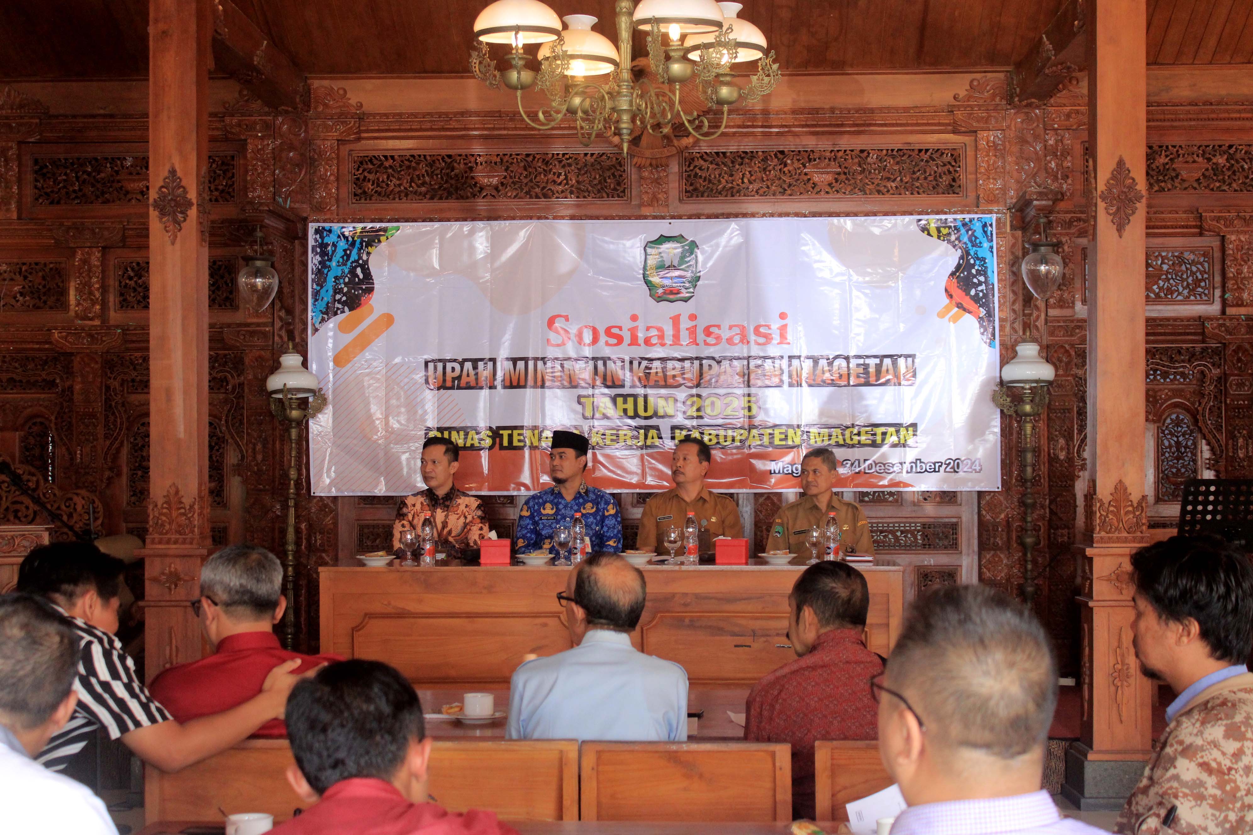 UPAH NAIK: Disnaker menggelar sosialisasi mengenaikan kenaikan UMK 2025 kepada para pengusaha dan pekerja yang ada di Magetan.