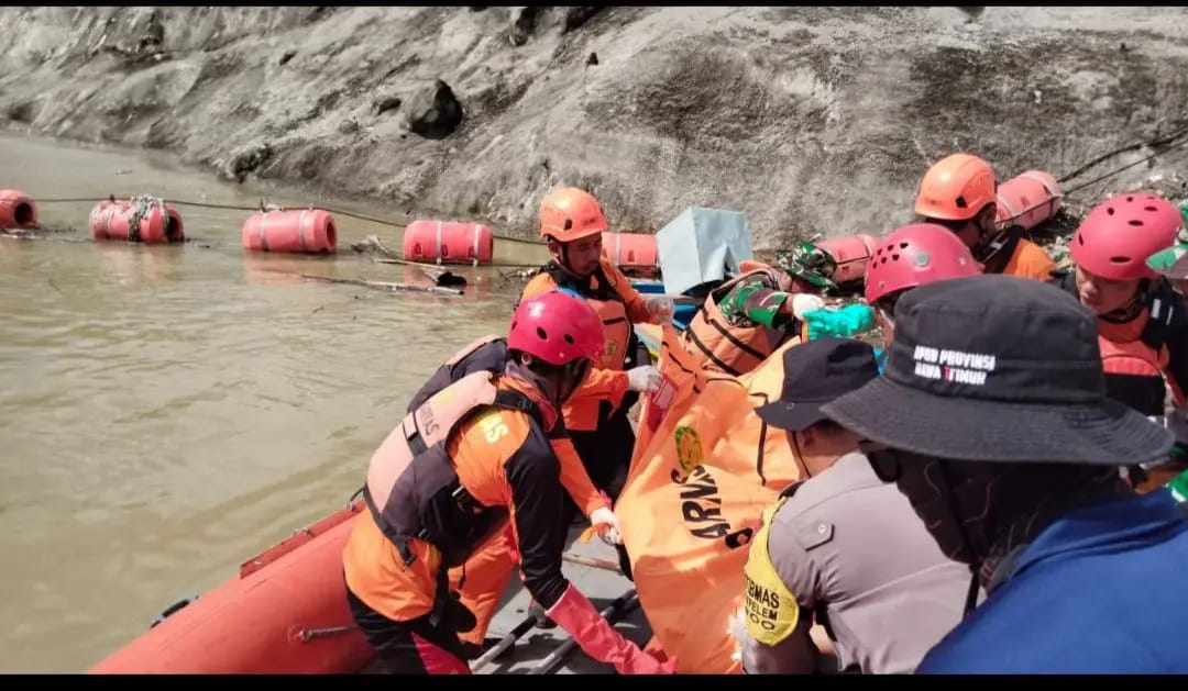 DITEMUKAN: Proses evakuasi nelayan tenggelam di Waduk Bendo, Selasa 24 Desember 2024.