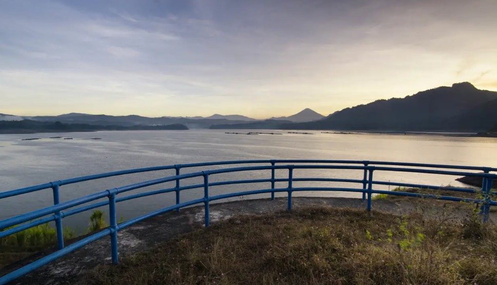 HIDDEN GEM: Pemandangan indah Waduk Wadaslintang di Wonosobo, cocok jadi destinasi liburan akhir tahun.