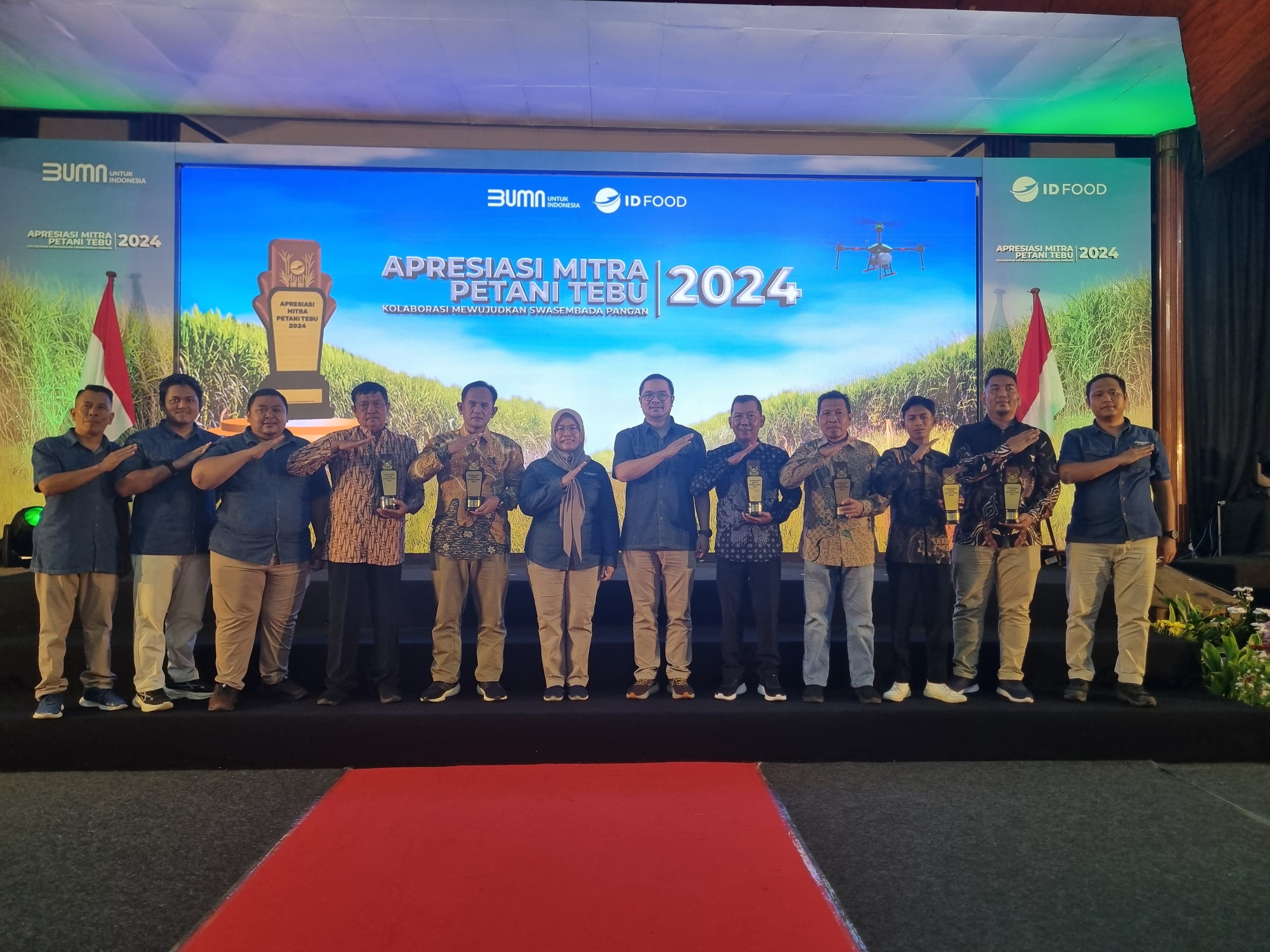 MEMBANGGAKAN: Mukhammad Khairul Nizam dan Hariyanto saat menerima penghargaan Apresiasi Mitra Petani Tebu 2024 dari ID Food.