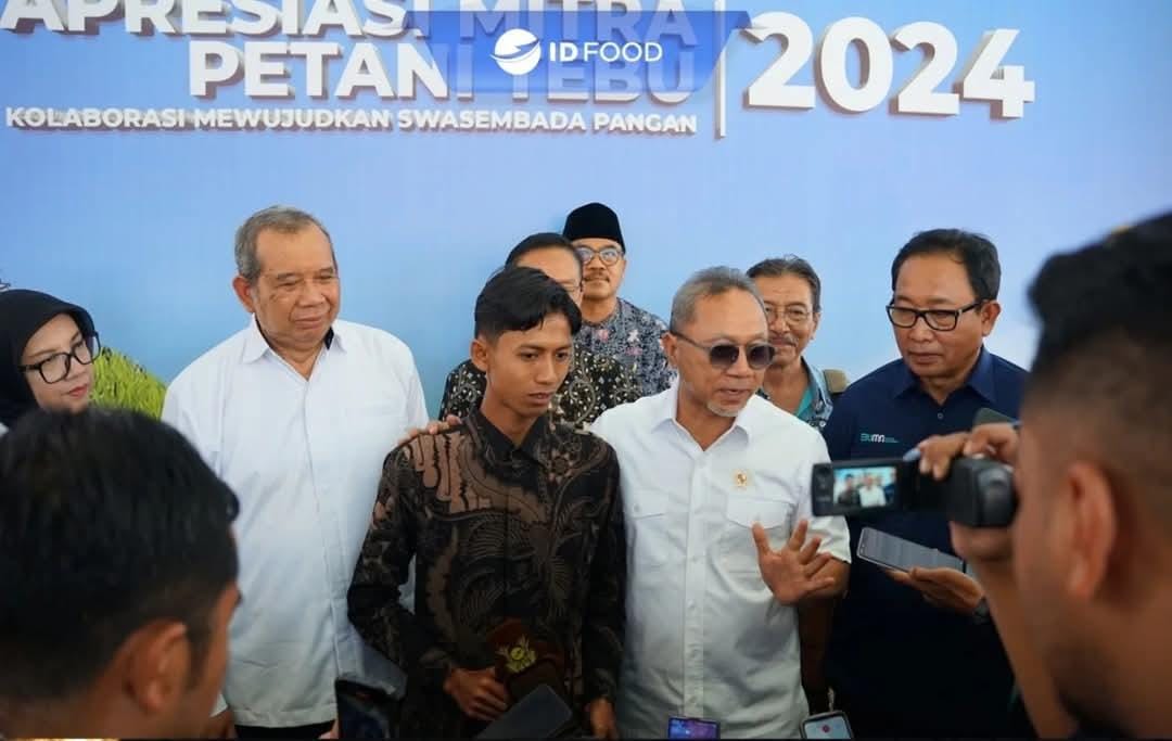APRESIASI: Mukhammad Khairul Nizam bersama Menteri Koordinator Bidang Pangan Zulkifli Hasan dan Direktur Utama ID Food Sis Apik Wijayanto saat konferensi pers.