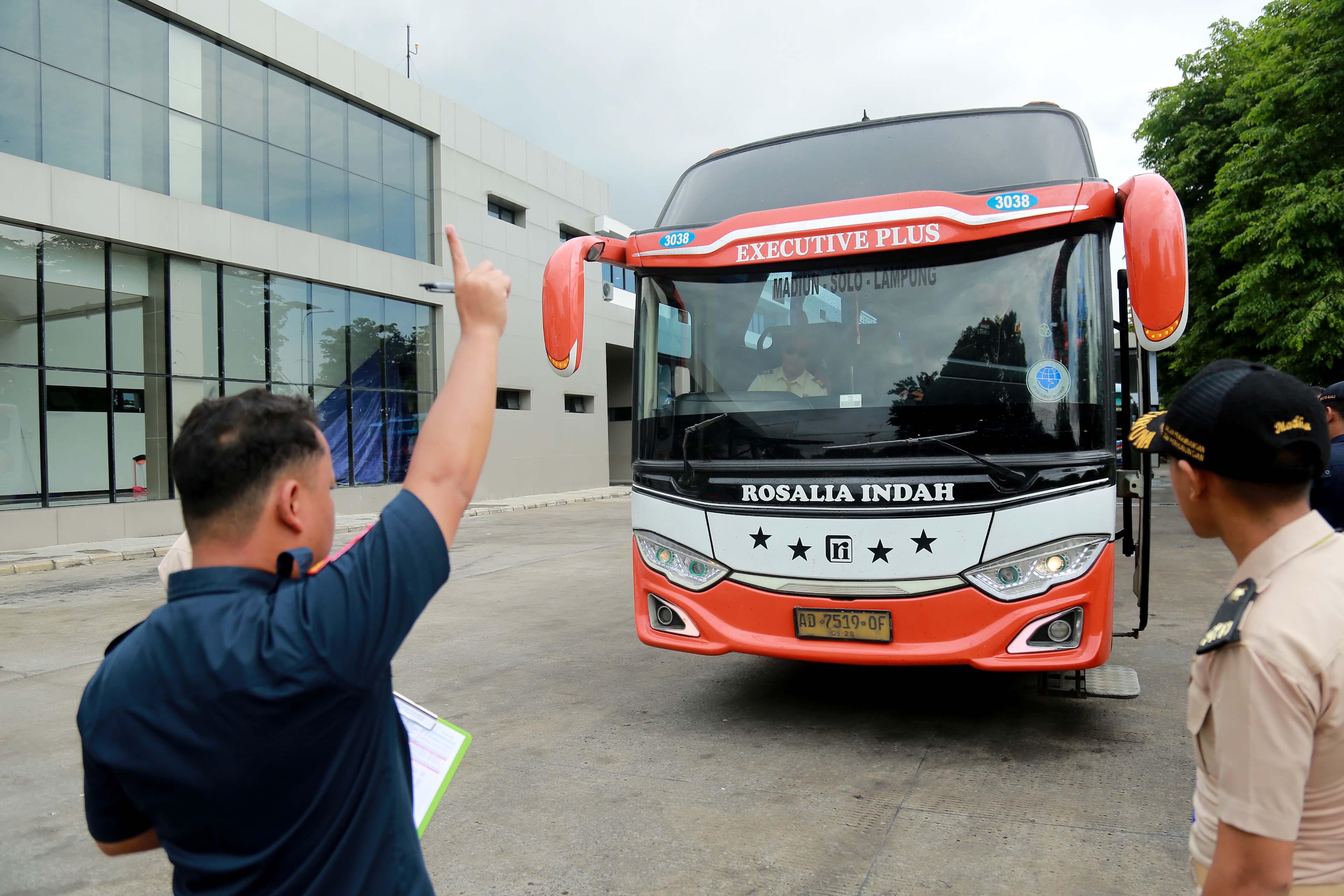 TRANSPORTASI: Petugas Terminal Purboyo Madiun melakukan pemeriksaan kelaikan bus atau ramp check yang melayani angkutan Nataru kemarin (24/12). (BAGAS BIMANTARA/RADAR MADIUN)