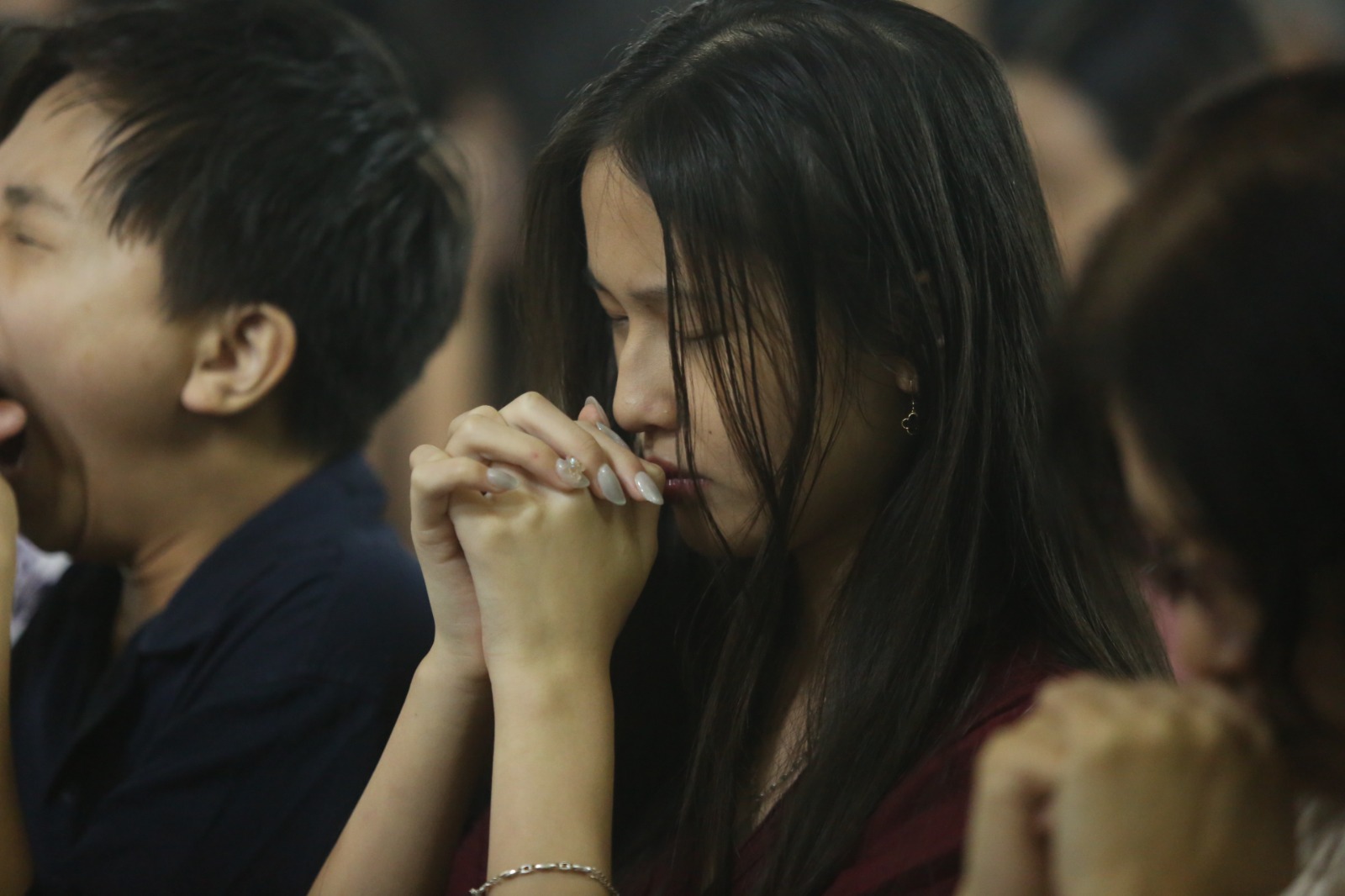 SEDERHANA: Para umat Katolik khidmat dalam mengikuti perayaan misa Natal di Gereja Santo Cornelius Madiun kemarin (24/12). (BAGAS BIMANTARA/JAWA POS RADAR MADIUN)
