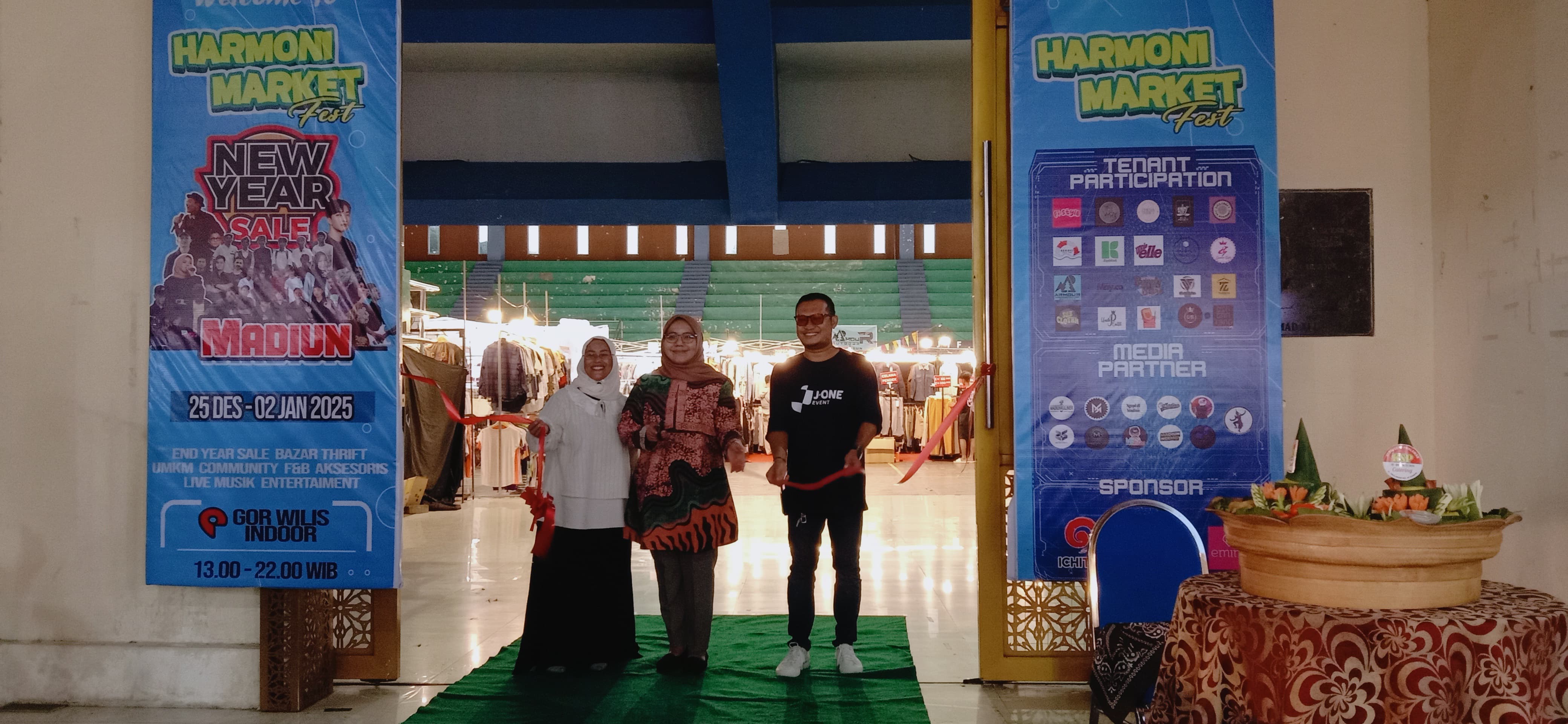 SEREMONI: Grand Opening Harmoni Market Fest New Year Sale Madiun 2024 oleh Plt Kepala Disnaker KUKM Kota Madiun Harum Kusumawati mewakili Pj wali kota, didampingi pelaksana acara Harmoni Market.