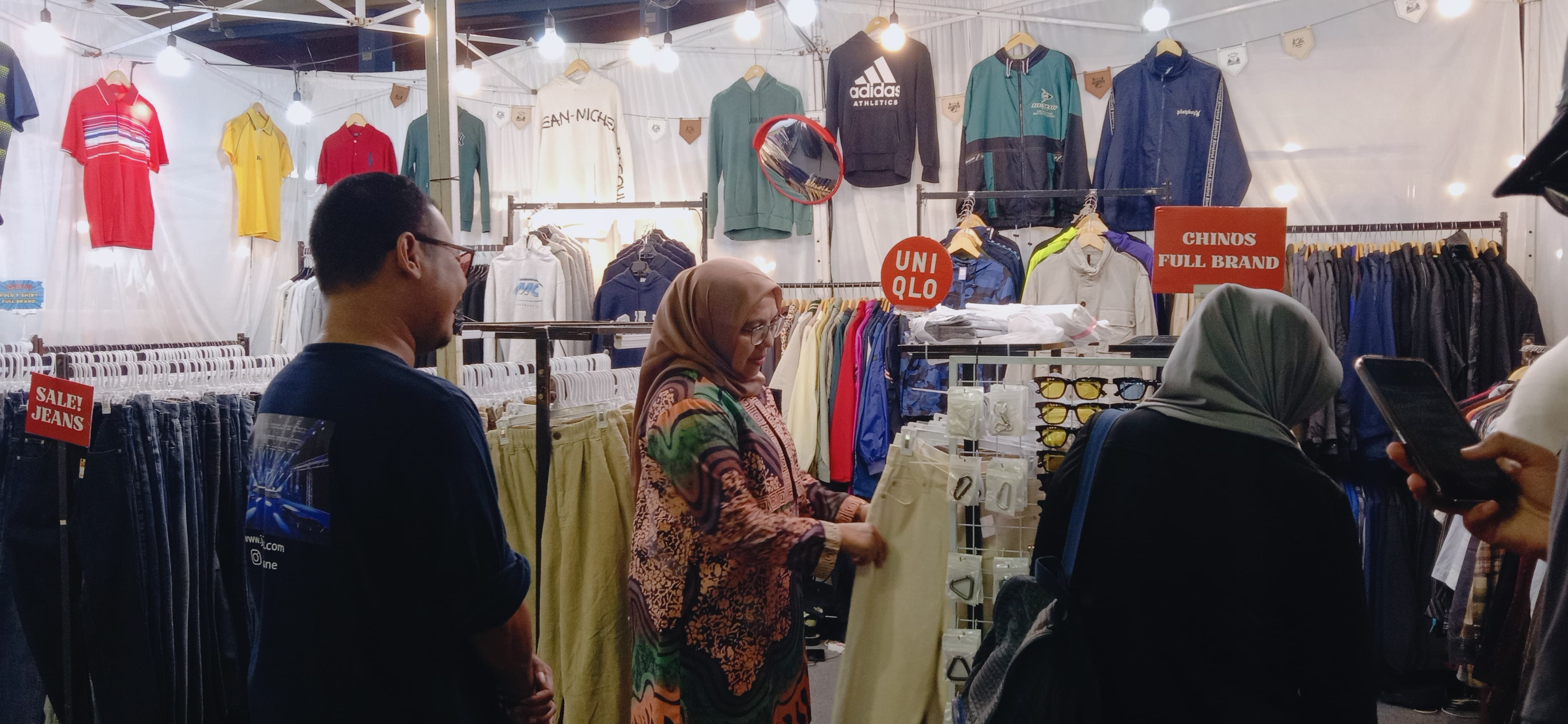 KAGUM: Plt Kepala Disnaker KUKM Kota Madiun Harum Kusumawati berbelanja produk UMKM ditemani pelaksana acara Harmoni Market Delson Vidianto.