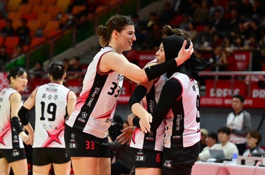 DUET MAUT: Megawati dan Vanja Bukilic jadi mesin utama Red Sparks di liga voli Korea musim ini.