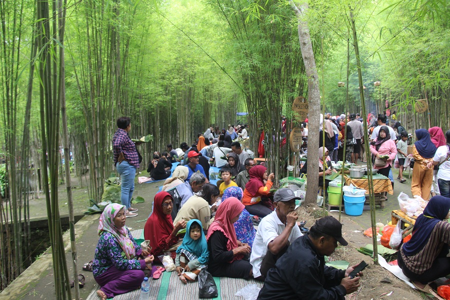 WISATA ANDALAN: Pengunjung memadati Taman Wisata Tawun, Ngawi, yang ikut menyumbang PAD sektor wisata.