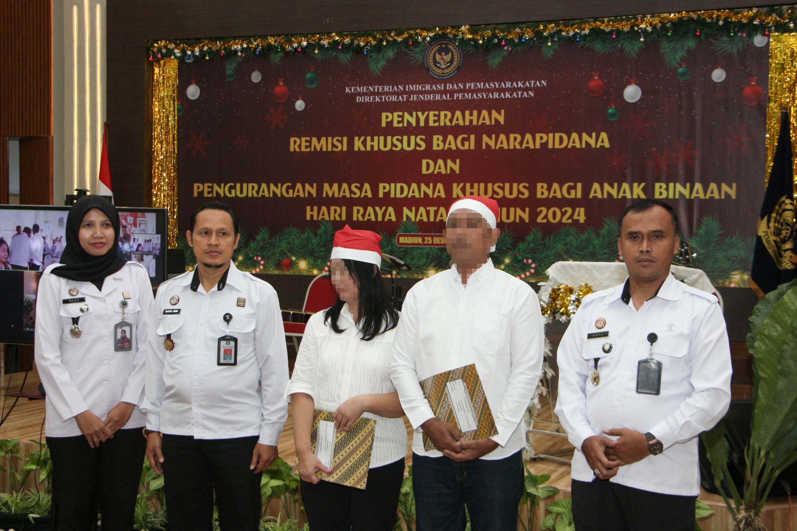 POTONGAN HUKUMAN: Perwakilan narapidana beragama Nasrani di Lapas Kelas I Madiun menerima SK remisi khusus hari raya Natal, Rabu 25 Desember 2024.