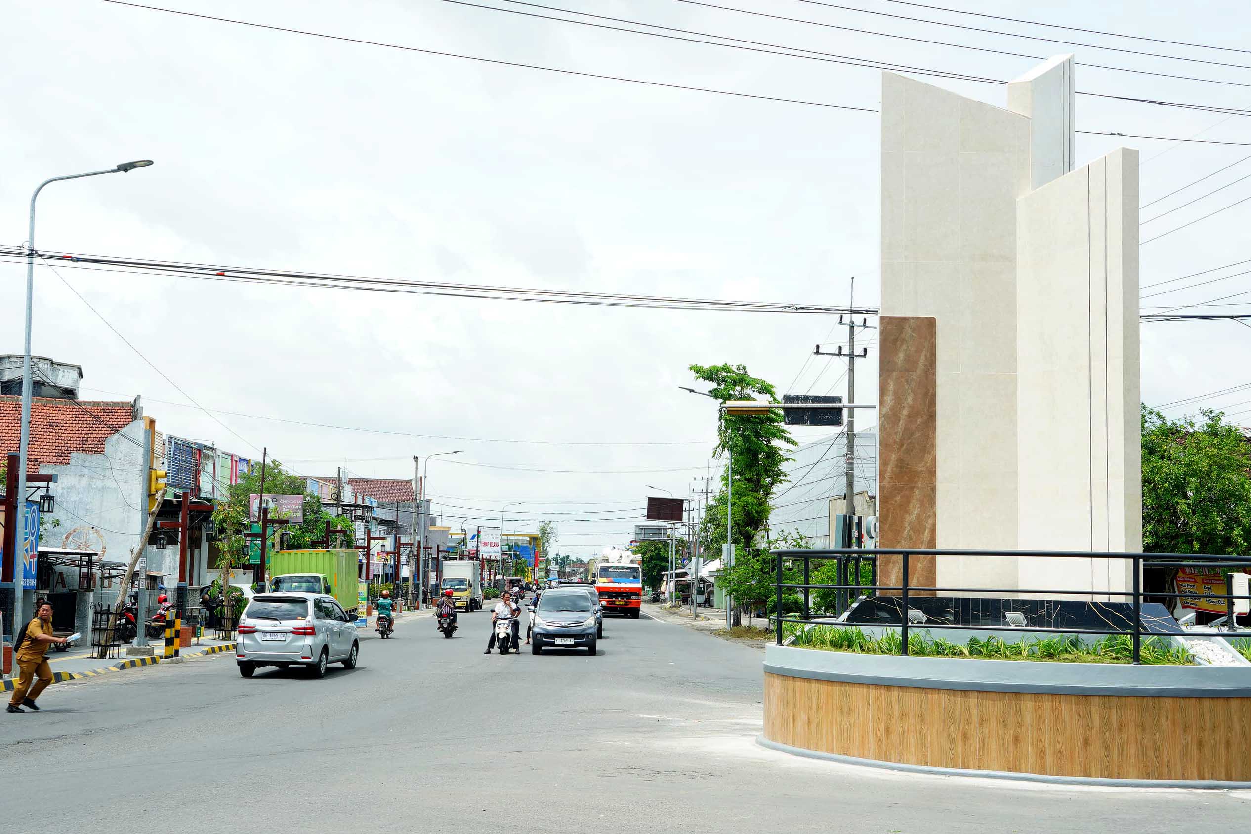 ANYAR: Tugu brem di simpang empat, Kelurahan Bangunsari, Mejayan telah selesai direkonstruksi.