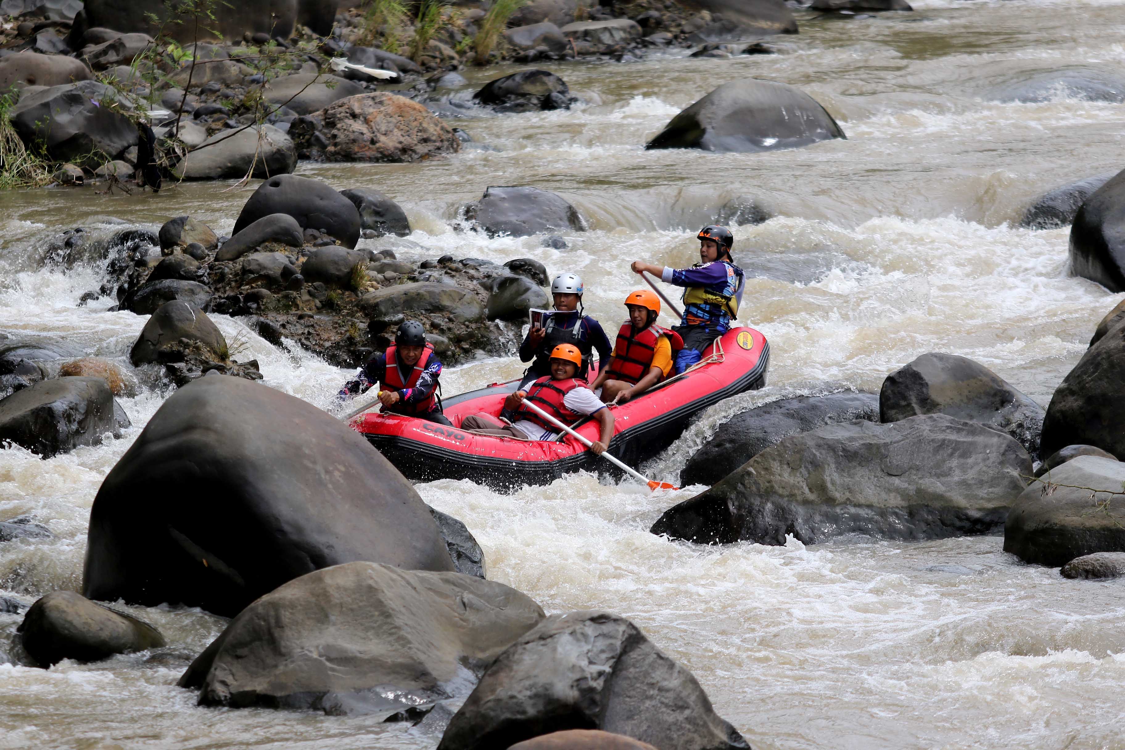 ASYIK: Wisatawan manfaatkan libur Nataru 2025 dengan menikmati wahana rafting di Sungai Catur, Desa Kresek, Kecamatan Wungu.