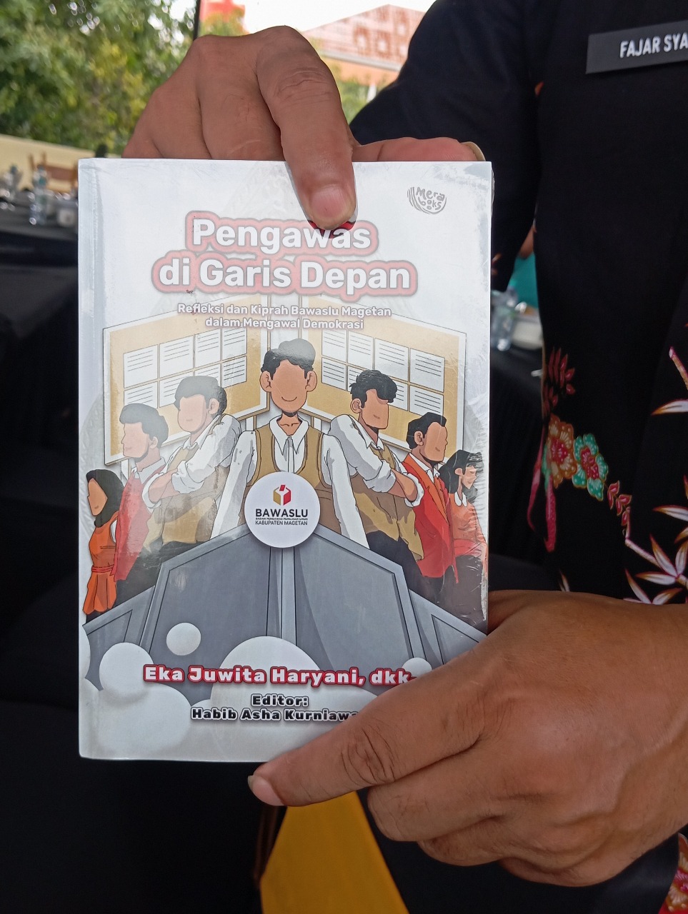 MENARIK: Tampilan buku "Pengawas di Garis Depan" mengusung desain kekinian dan disajikan dengan konsep yang fresh.
