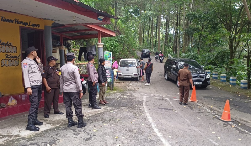 LIBUR NATARU: Kondisi pintu masuk wisata Kebun Teh Jamus, Ngawi, yang berada di lereng Gunung Lawu, Kamis (26/12).