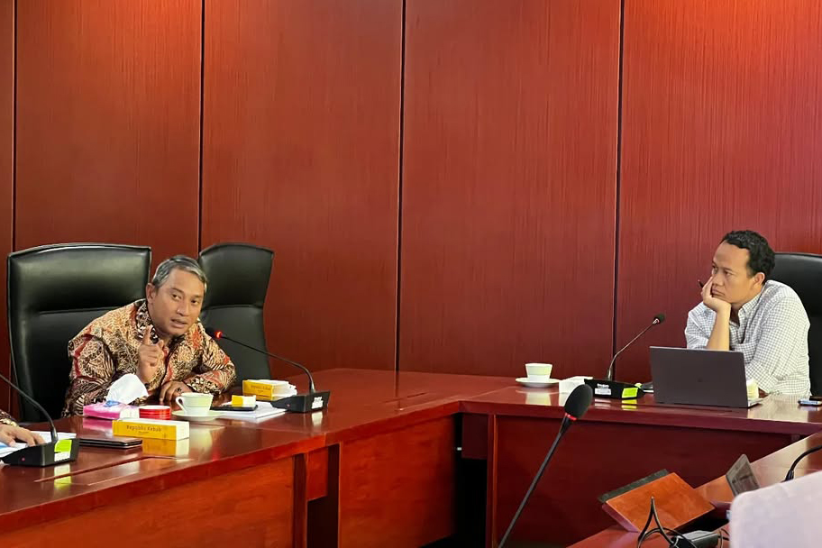 DEKENGAN PUSAT: Bupati Pacitan Indrata Nur Bayuaji memimpin jajaran pemkab setempat berkoordinasi dengan pejabat Bappenas di Jakarta, Selasa (24/12).