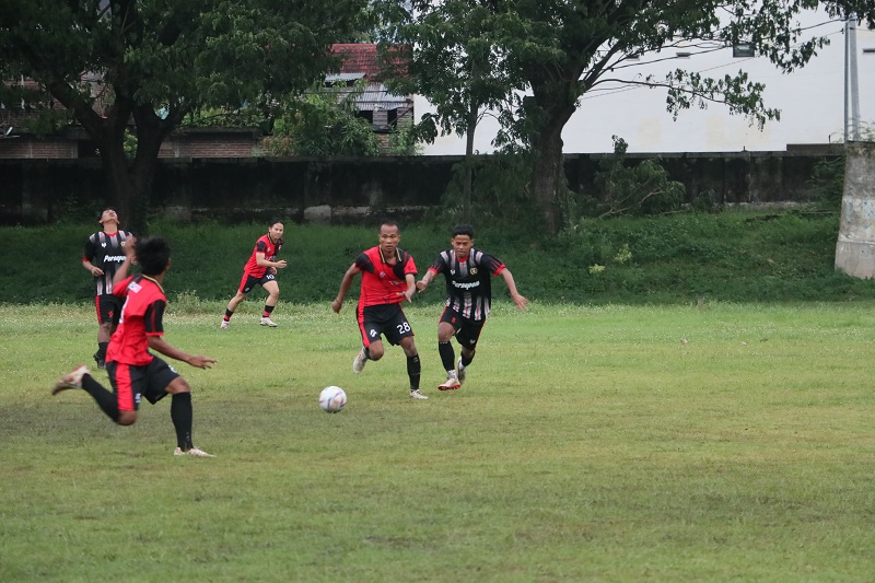 EVALUASI: Genangan air di tengah lapangan Stadion Batoro Katong hiasi laga persahabatan Persepon lawan Persiga,Rabu (25/12).&nbsp;