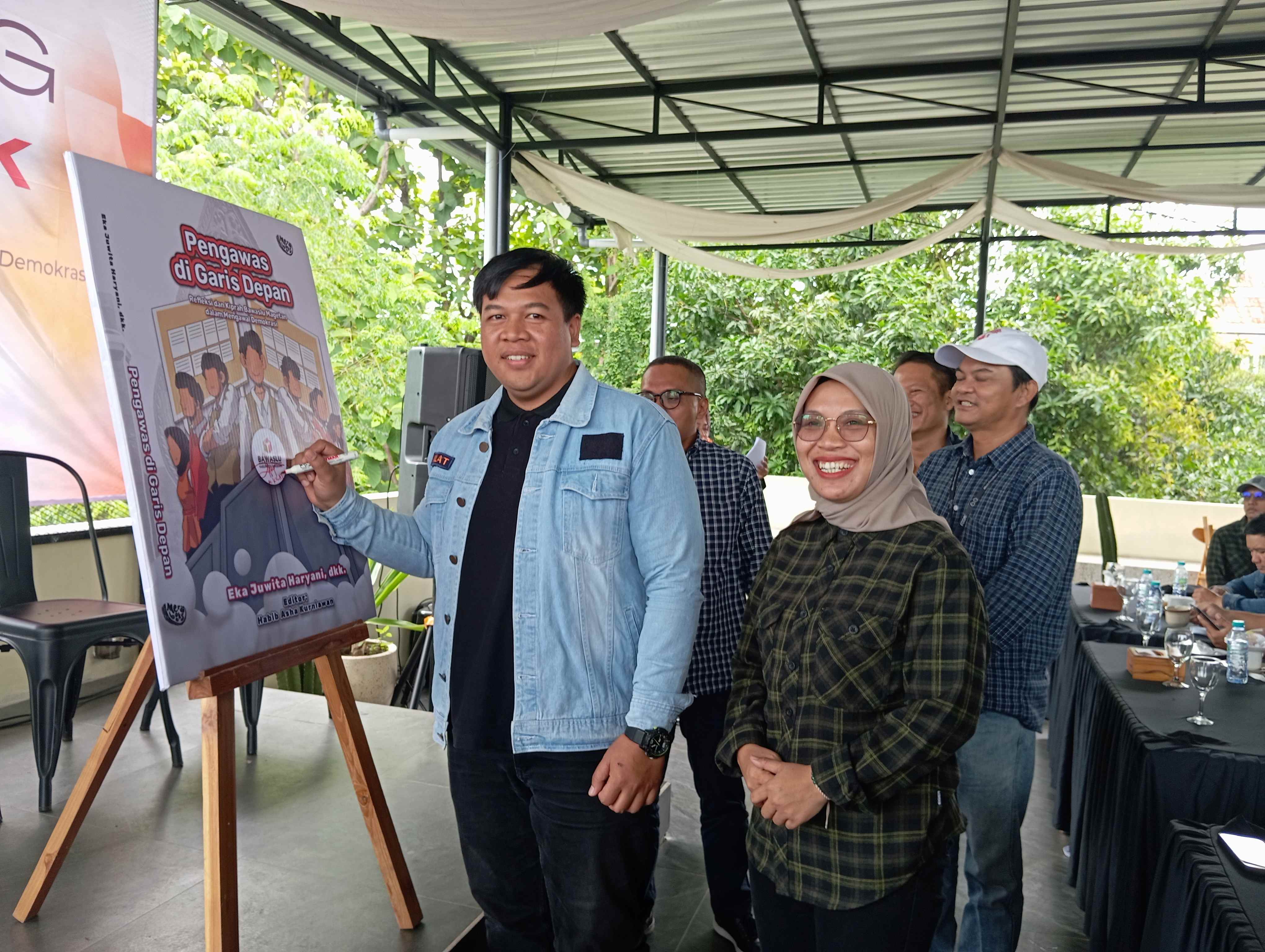 SIMBOLIS: Buku "Pengawas di Garis Depan" resmi dilaunching dengan penandatanganan oleh Ketua Bawaslu Magetan Muhammad Kilat Adinugroho.