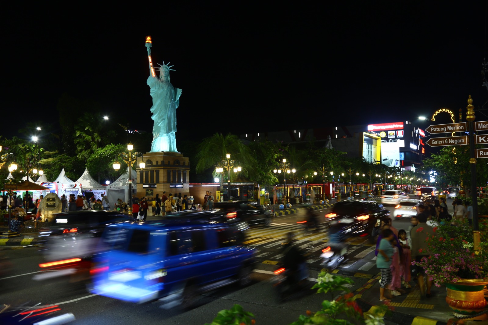 INDAH: Suasana malam di Jalan Pahlawan, Kota Madiun. (HENGKY RISTANTO/RADAR MADIUN)