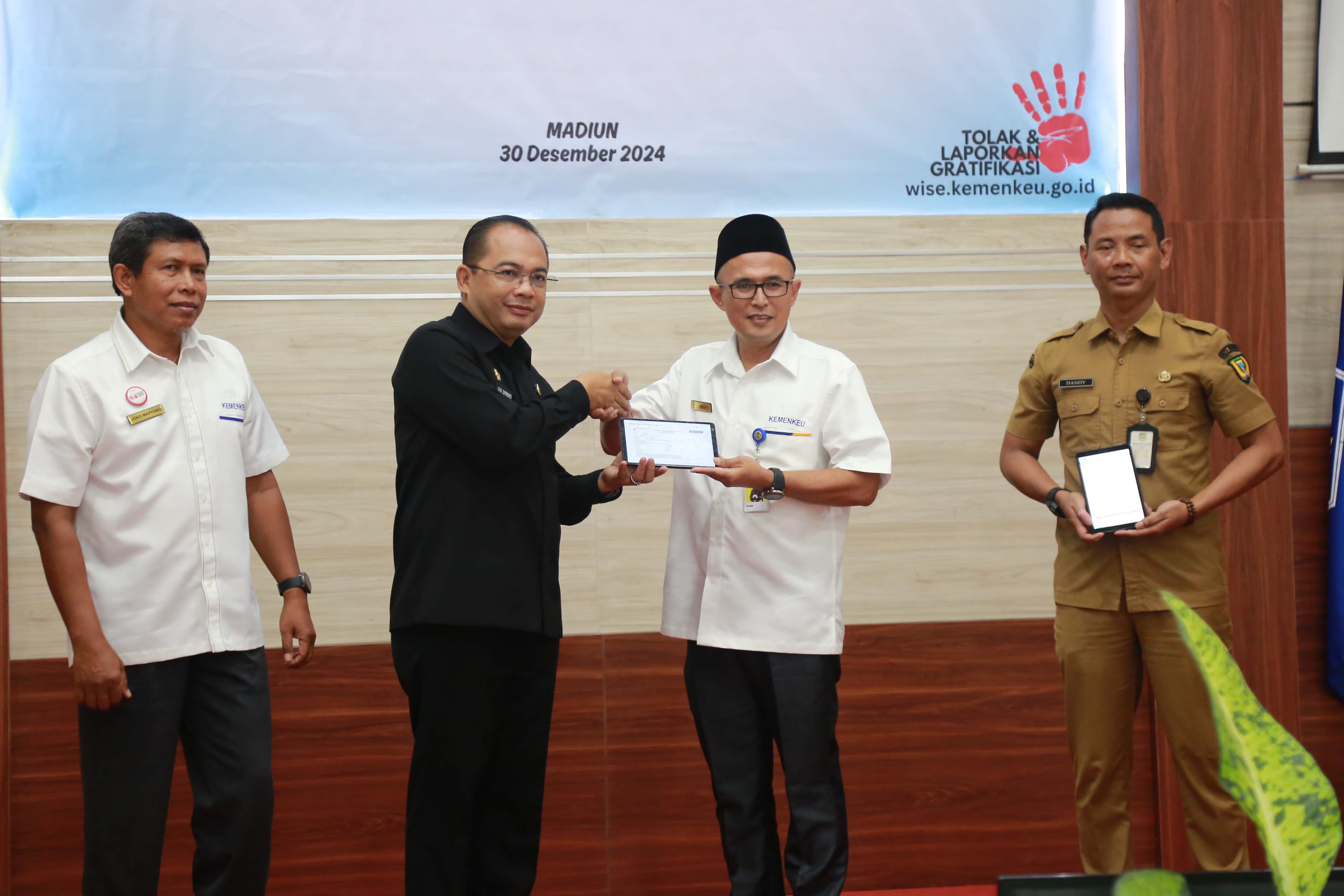 DOKUMEN: Pj Wali Kota Madiun Eddy Supriyanto menerima DIPA dan TKD 2025 dari KPPN, Senin 30 Desember 2024.