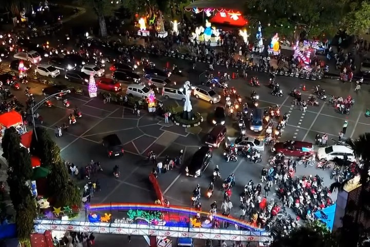 Suasana salah satu sudut Kota Solo di malam hari.