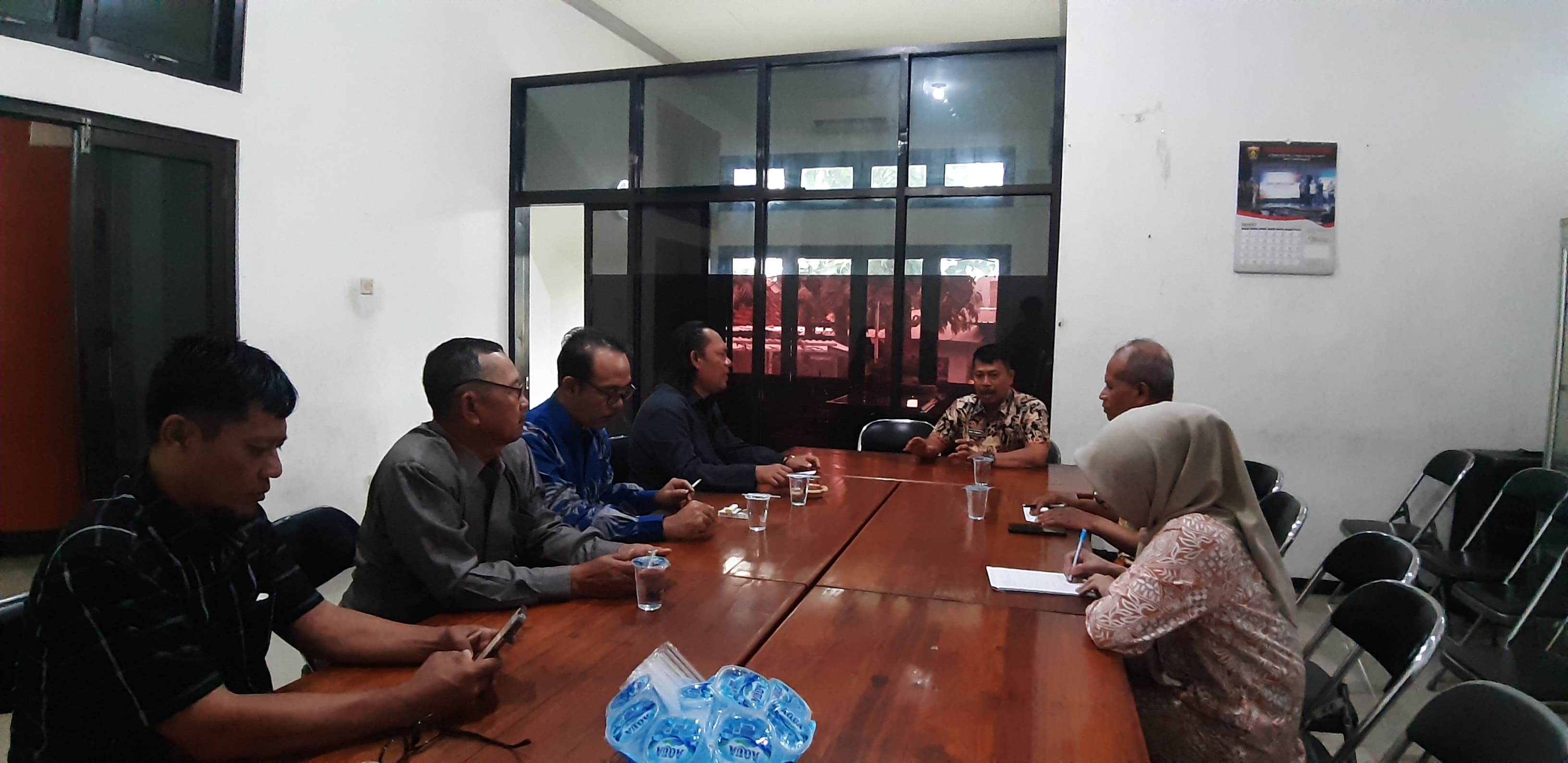 DISKUSI: Komisi II DPRD Ngawi membahas penanganan penyakit mulut kuku di kantor DPP, Kamis 2 Januari 2025.