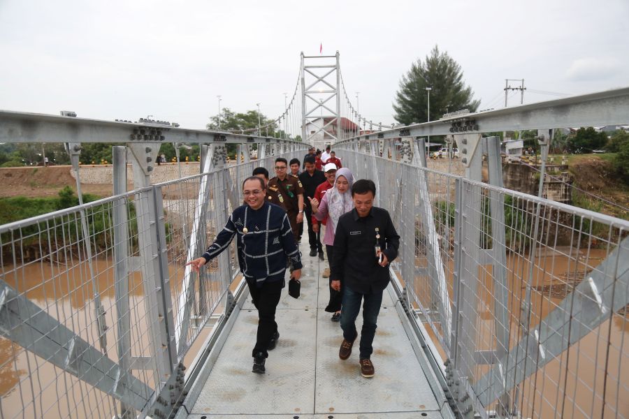 PROYEK PRIORITAS: Pj Wali Kota Madiun Eddy Supriyanto meninjau hasil pembangunan Jembatan Patihan dan IPLT pada Selasa 31 Desember lalu.