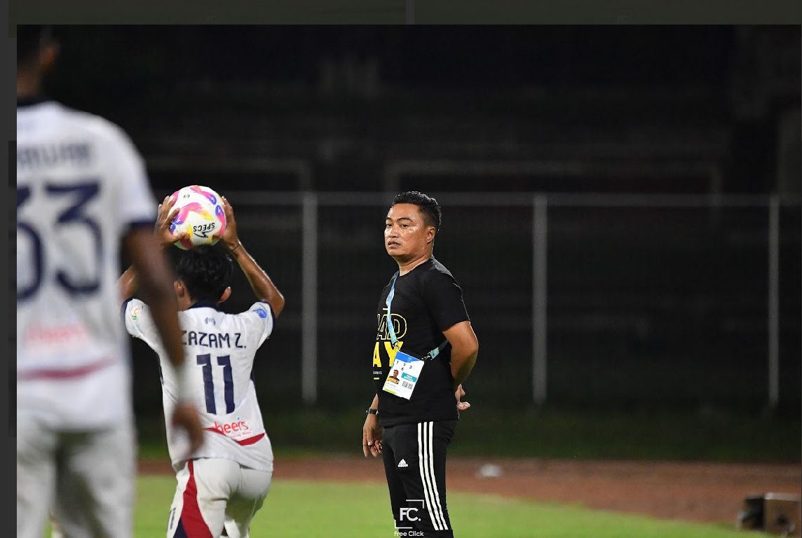 JURU TAKTIK: Pelatih Edy Santoso saat mendampingi timnya, PSM Madiun dalam melakoni laga di Liga Nusantara. (PSM UNTUK RADAR MADIUN)