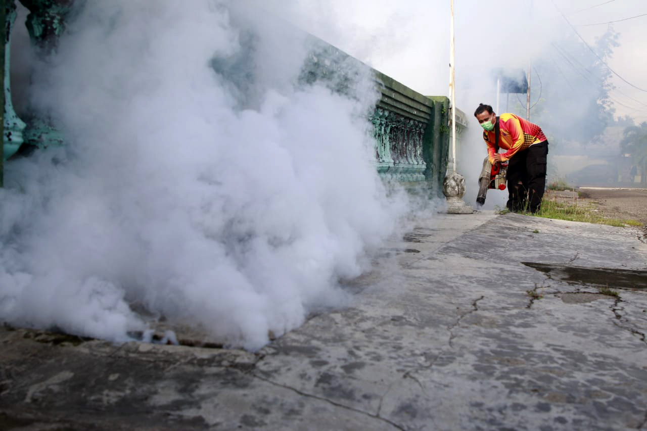 BERANTAS NYAMUK DEWASA: Petugas Dinkes PPKB melakukan fogging di wilayah Kelurahan Kejuron, Taman, belum lama ini.