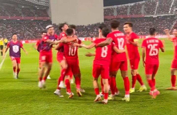 Selebrasi pemain Vietnam usai pastikan gelar juara.