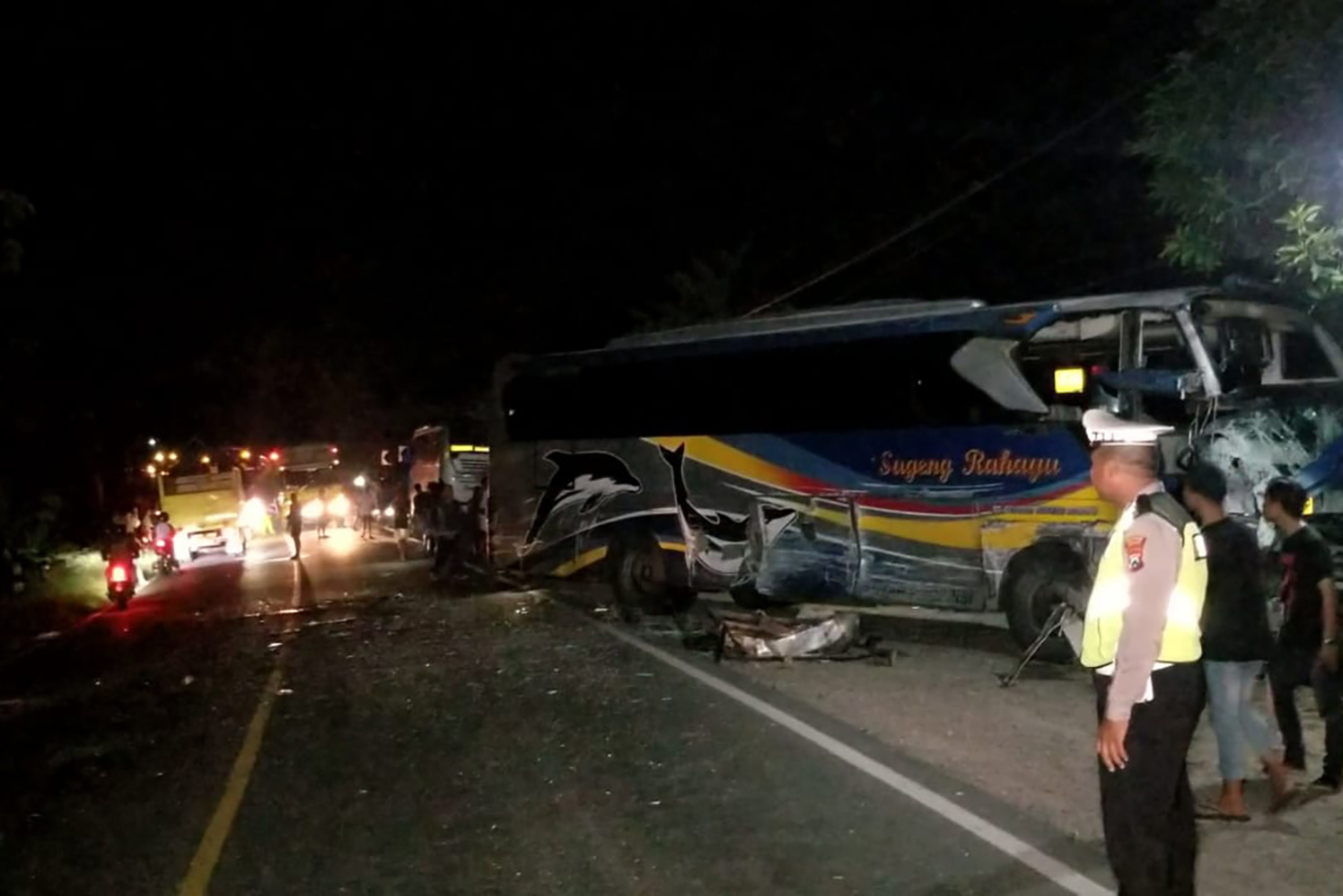ADU BANTENG: Bus Sugeng Rahayu&nbsp;saling tabrak dengan Bus Sumber Selamat di Jalan Raya Ngawi-Mantingan, Senin 6 Januari 2025
