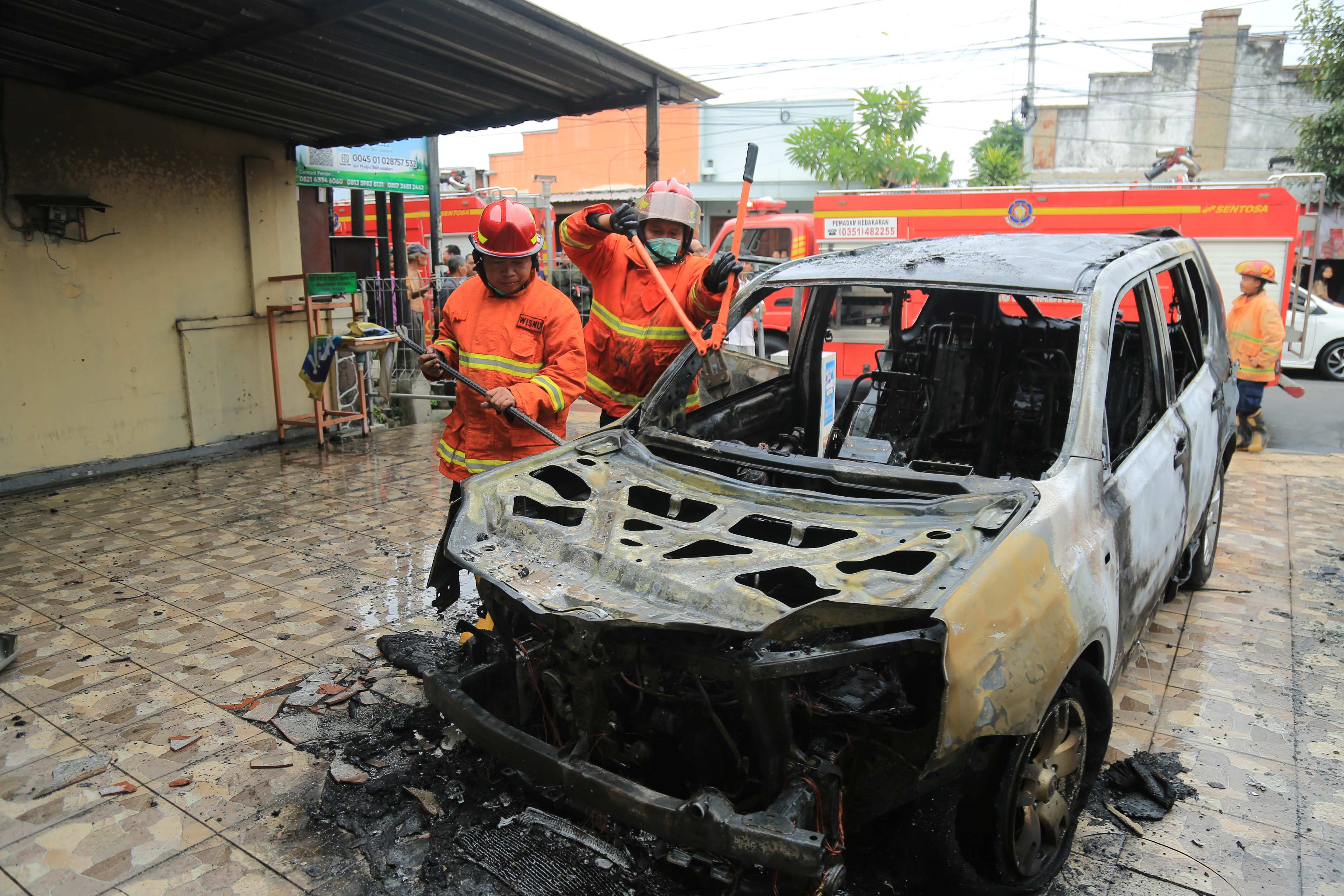 LUDES: Sebuah mobil Nissan X-Trail Terbakar Hebat di Jalan Tamrin, Kota Madiun.