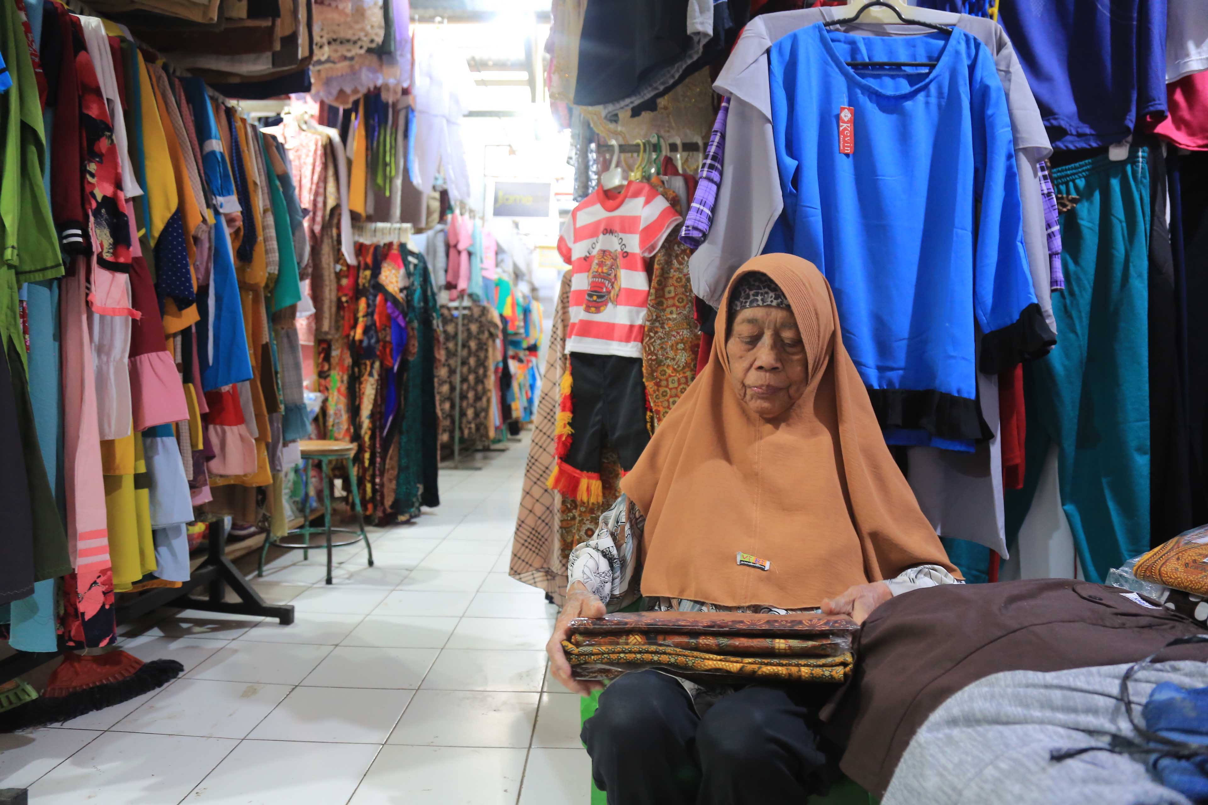 MBAH TAJAB: Salah seorang pedagang Pasar Besar Madiun (PBM) sedang beraktivitas di kios jualannya.