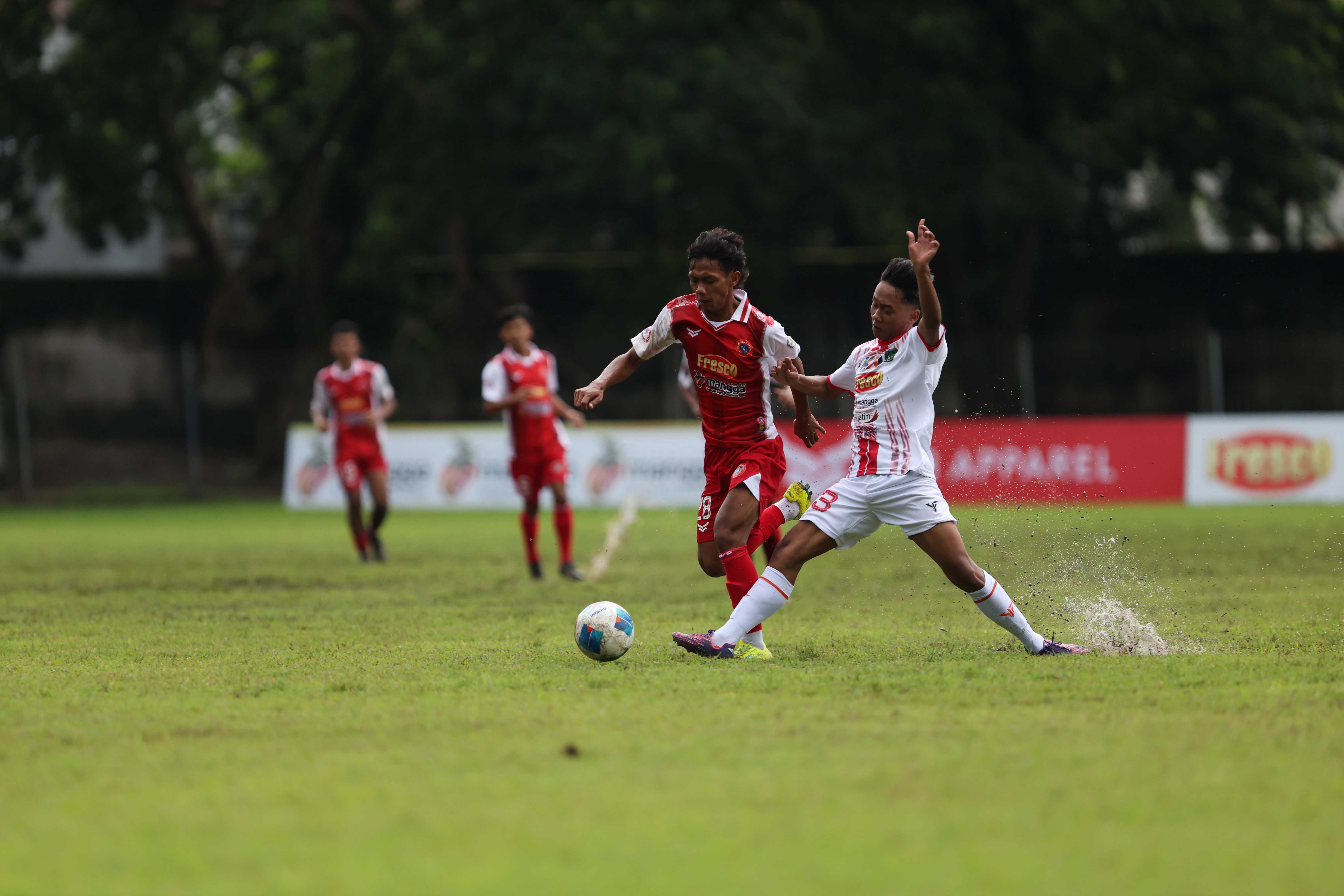 BELUM BERUNTUNG: Pemain Persekama dan Persedikab Kediri duel perebutan bola dalam laga yang digelar di Stadion Candra Bhirawa Kediri, kemarin 6 Januari 2025.