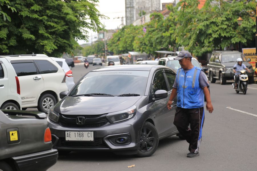 PRIIIT: Pengelolaan parkir tepi jalan umum di Kota Madiun untuk saat ini masih di-handle oleh dinas perhubungan.