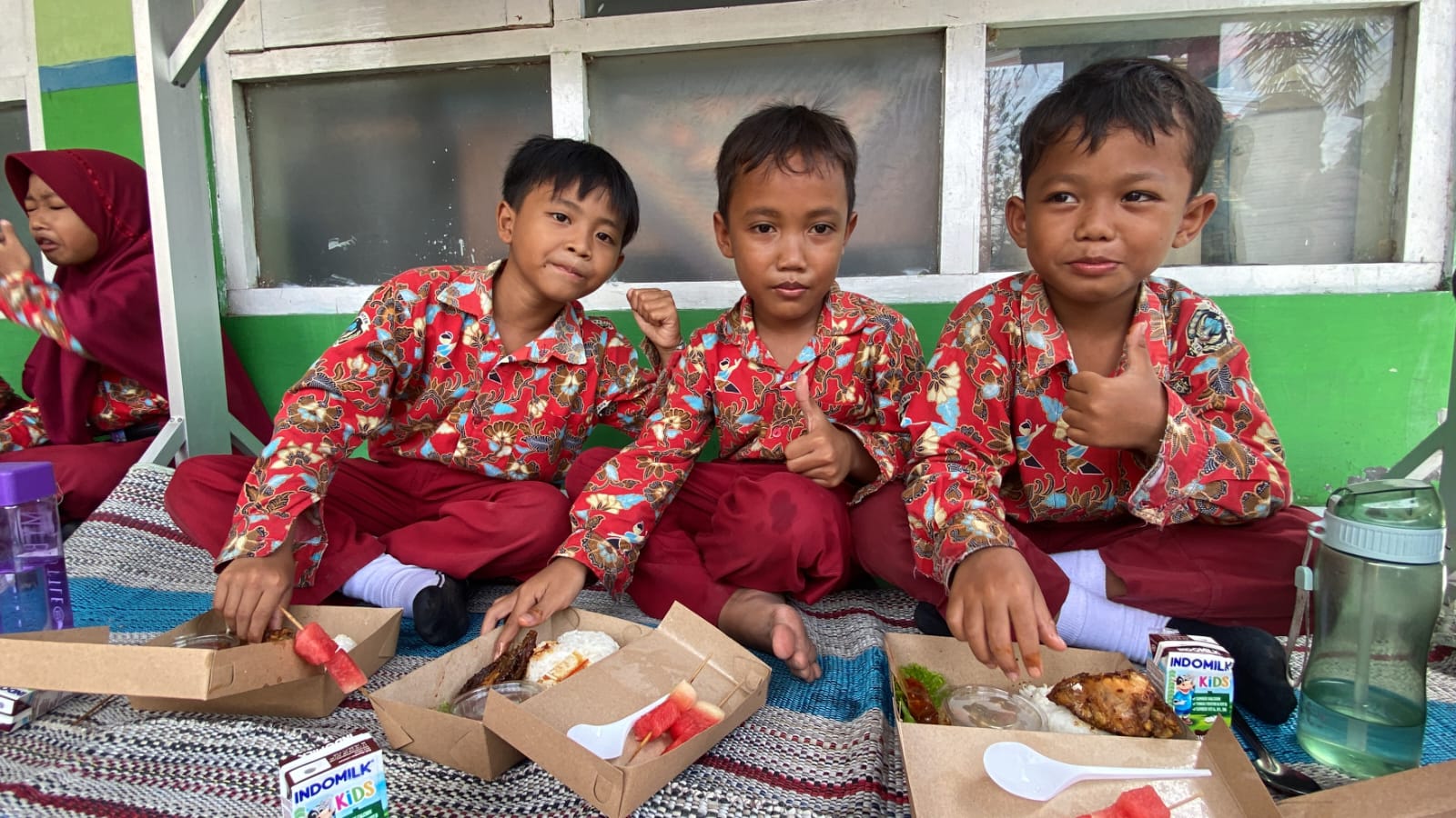 UJI COBA: Salah satu perusahaan swasta ketika melakukan uji coba MBG di SDN Balerejo 3, Balerejo beberapa waktu lalu.